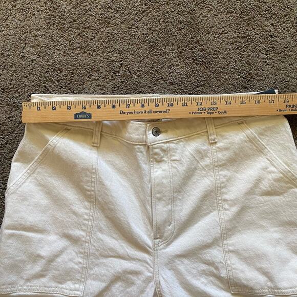 Abercrombie and Fitch Ultra High Rise The 90’s Straight White Jeans- size 16s - Picture 3 of 9